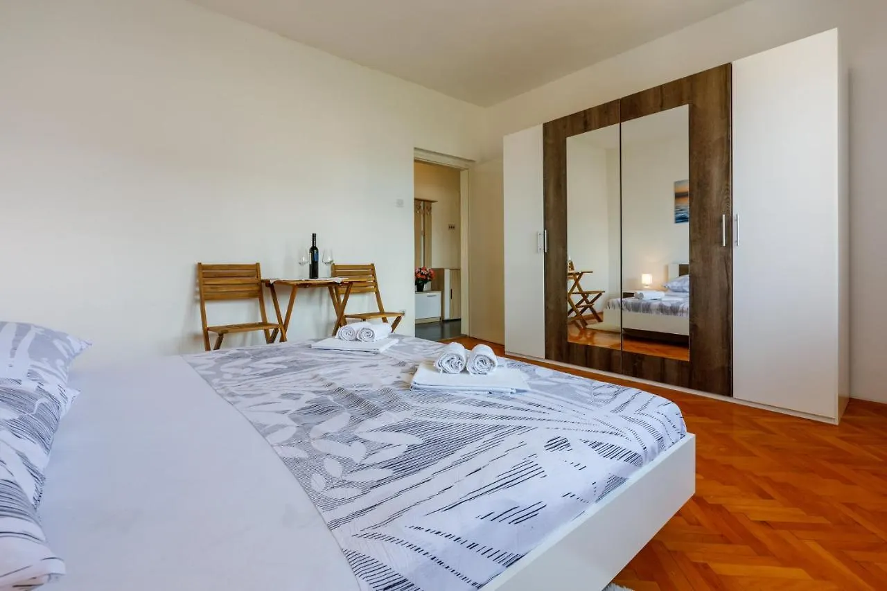 Azur Novi Vinodolski Apartment